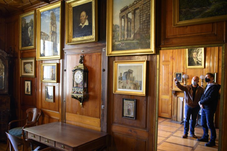 La visite permet d'alterner entre les salles historiques, qui ont été aménagées afin de préserver l'atmosphère "habitée", et les salles dites muséales. © Keystone/LAURENT GILLIERON