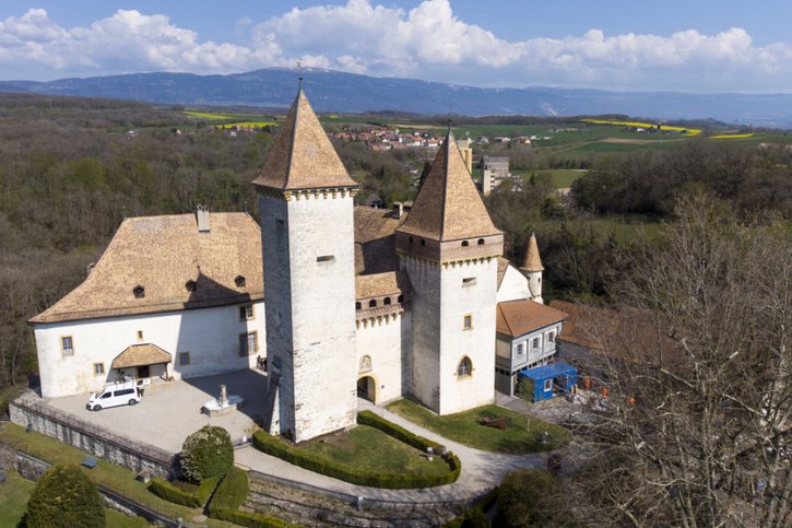 Le château de La Sarraz (VD) rouvre samedi ses portes au public après deux ans et demi de travaux. © Keystone/LAURENT GILLIERON