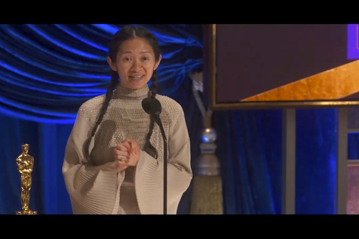 Chloé Zhao est devenue dimanche la première femme non blanche à recevoir l'Oscar du meilleur réalisateur, grâce à son film "Nomadland". © KEYSTONE/AP