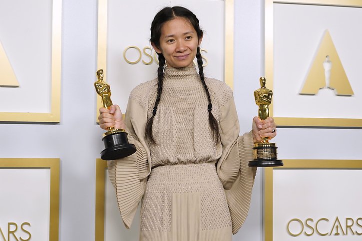 Chloé Zhao repart avec les Oscars du meilleur film et du meilleur réalisateur. © KEYSTONE/EPA/Chris Pizzello / POOL