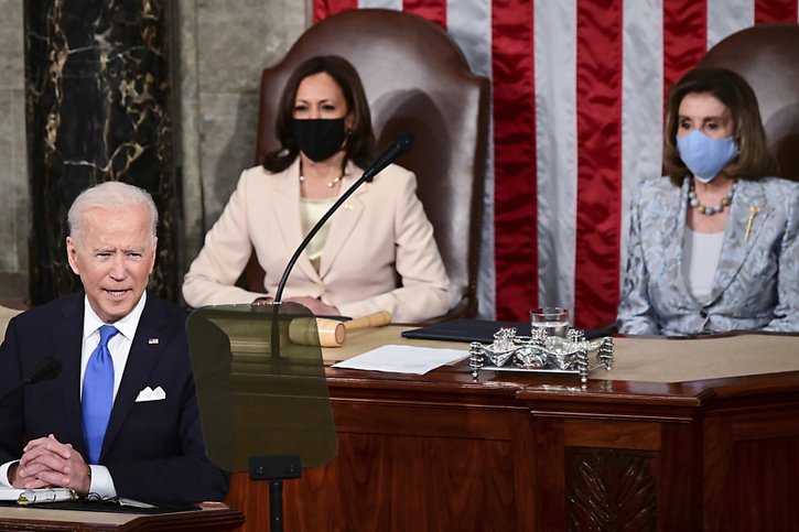 Pour la première fois aux Etats-Unis, deux femmes sont assises derrière Joe Biden lors de son grand discours de politique générale au Congrès: la vice-présidente Kamala Harris (gauche) et la présidente de la Chambre des représentants Nancy Pelosi. © KEYSTONE/AP/Jim Watson