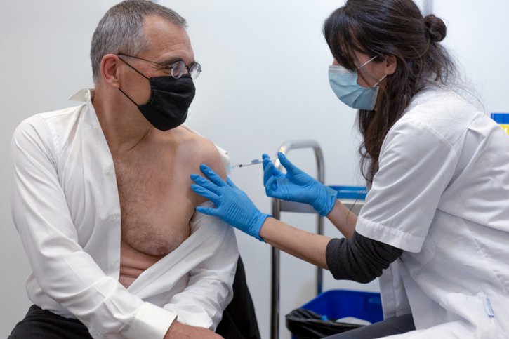 Le président du Conseil d'Etat fribourgeois Jean-François Steiert a reçu sa première dose du vaccin contre le Covid-19 mardi à Forum Fribourg. © Chancellerie d'Etat Fribourg