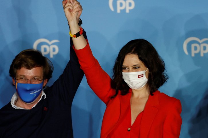 La figure montante de la droite espagnole, Isabel Díaz Ayuso, a proclamé que cette victoire était une étape dans la reconquête du pouvoir du PP au niveau national face au socialiste Pedro Sánchez. © KEYSTONE/EPA/Mariscal