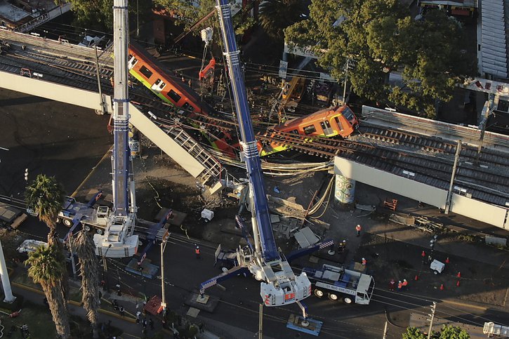 L'accident s'est produit dans la nuit de lundi à mardi près de la station Olivos, après l'effondrement d'un pont de 12 mètres de haut, qui a fait plonger à son passage une rame du métro dans le vide. © KEYSTONE/AP/Fernando Llano
