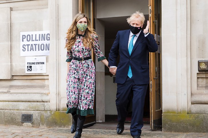 Le premier ministre Boris Johnson et sa compagne Carrie Symonds ont voté à Londres. © KEYSTONE/EPA/VICKIE FLORES