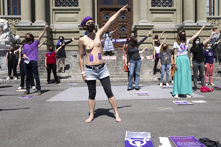 Réunies devant le tribunal de Montbenon, elles ont écouté des lectures de témoignages et participé à une "flash mob". © KEYSTONE/LAURENT GILLIERON