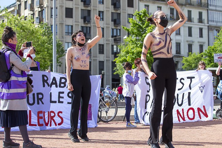 Des militantes de la grève féministe à Genève ont dénoncé l'avant-projet de loi fédérale liée aux infractions sexuelles. © KEYSTONE/SALVATORE DI NOLFI