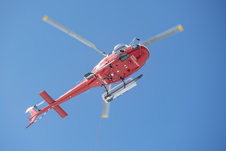 Un secouriste et une médecin se trouvaient à bord de l'hélicoptère de la Rega en plus du pilote (archives). © KEYSTONE/URS FLUEELER