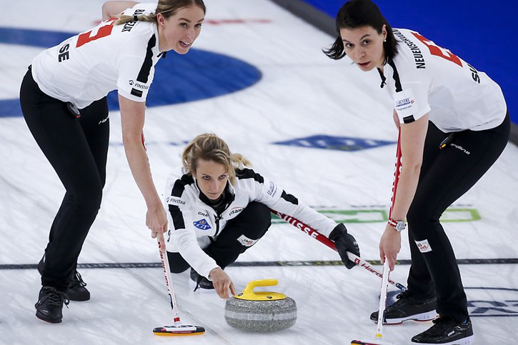 Silvana Tirinzoni (au centre) et la Suisse sont en finale du Mondial © KEYSTONE/AP/Jeff McIntosh