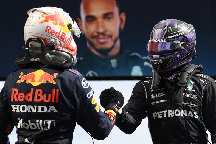 Le duel Hamilton-Verstappen se poursuit dimanche © KEYSTONE/EPA/Gabriel Bouys / POOL