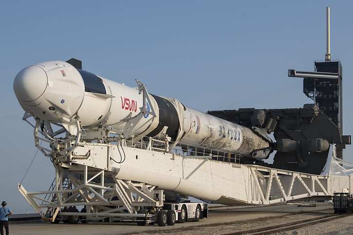 Le satellite, baptisé DOGE-1, sera lancé à bord d'une fusée Falcon-9 de SpaceX (archives). © KEYSTONE/AP/Aubrey Gemignani