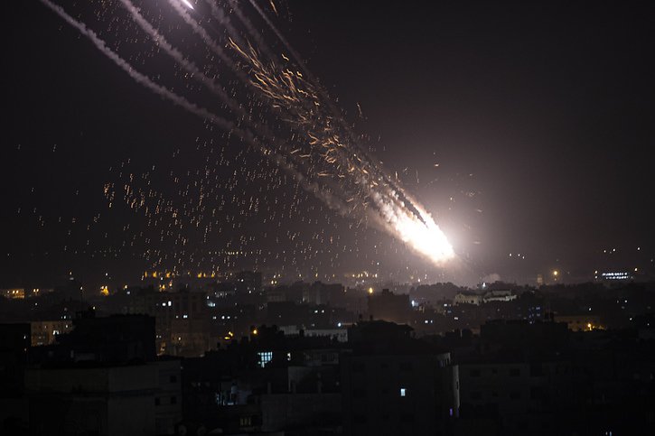 Le mouvement islamiste Hamas et Israël ont échangé des centaines de tirs dans la nuit de lundi à mardi, tuant plus de 20 Palestiniens à Gaza. En photo, une attaque de la veille, des missiles tirés depuis Gaza sur Israël. © KEYSTONE/AP/Khalil Hamra