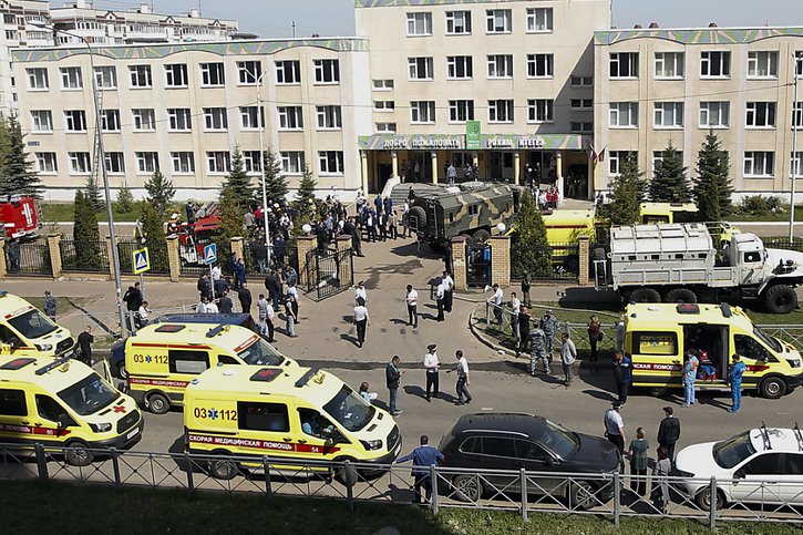 Une fusillade a fait au moins sept morts dans une école de Kazan, au centre de la Russie. Un jeune homme de 19 ans a été interpellé. © KEYSTONE/AP/Roman Kruchinin