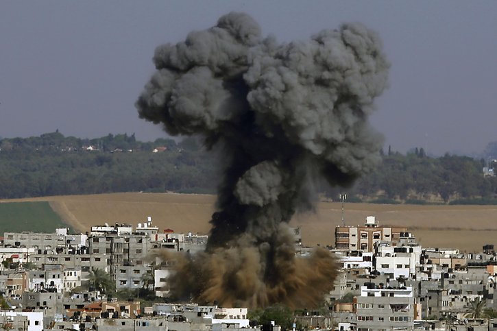 Les attaques israéliennes menées avec des avions de chasse et des hélicoptères de combat ont fait au moins 28 morts à Gaza, dont dix enfants. © KEYSTONE/AP/Hatem Moussa