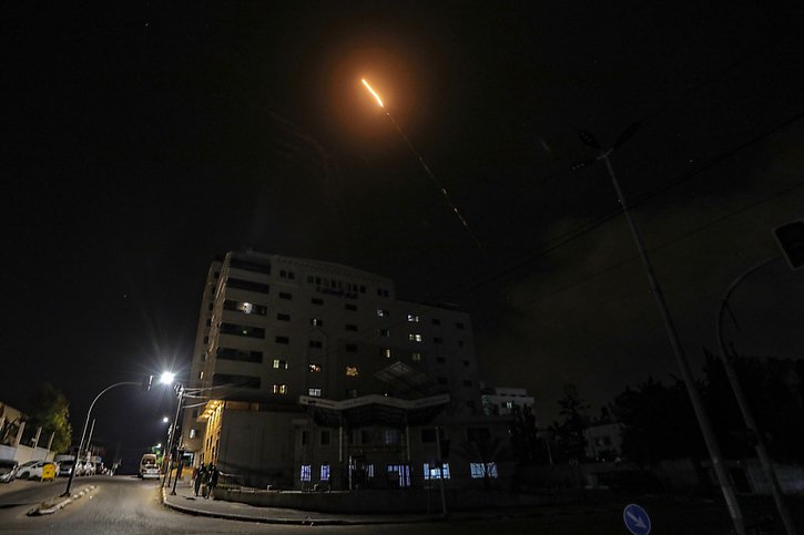 Les tirs croisés de roquettes se poursuivaient dans la nuit de mardi à mercredi entre Israël et le Hamas. © KEYSTONE/EPA/MOHAMMED SABER