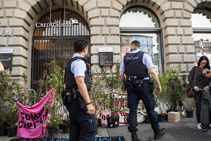 La police est intervenue le 8 juillet 2019 pour dégager les accès au siège de Credit Suisse (archives). © KEYSTONE/ENNIO LEANZA