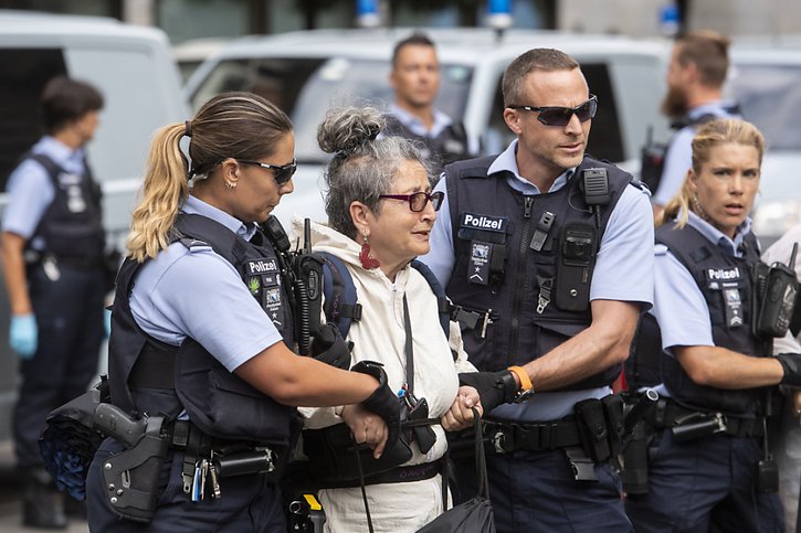Au total, 64 activistes ont été interpellés par la police devant le siège de Credit Suisse, le 8 juillet 2019 (archives). © KEYSTONE/ENNIO LEANZA