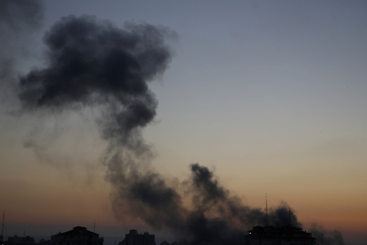 De la fumée s'élève après des frappes israéliennes sur Gaza, qui se sont poursuivies dans la nuit de vendredi à samedi. © KEYSTONE/AP/Hatem Moussa
