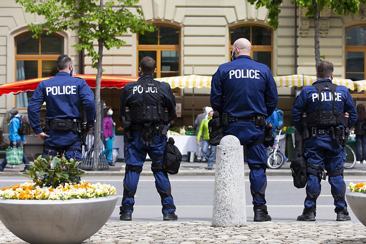 La police bernoise observe la situation pendant le marché près de la Place fédérale. © KEYSTONE/PETER KLAUNZER