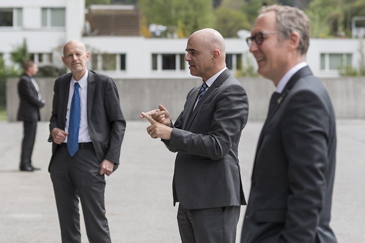 Cantons et Confédération doivent gérer conjointement la crise, selon Christian Rathgeb (à droite, ici avec Alain Berset et Daniel Koch, l'ancien "Monsieur Corona" de la Confédération, archives). © KEYSTONE/ALESSANDRO DELLA VALLE