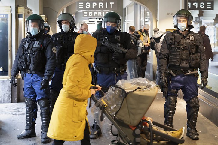 La police était présente en force sous les arcades de la vieille ville de Berne. © KEYSTONE/PETER KLAUNZER