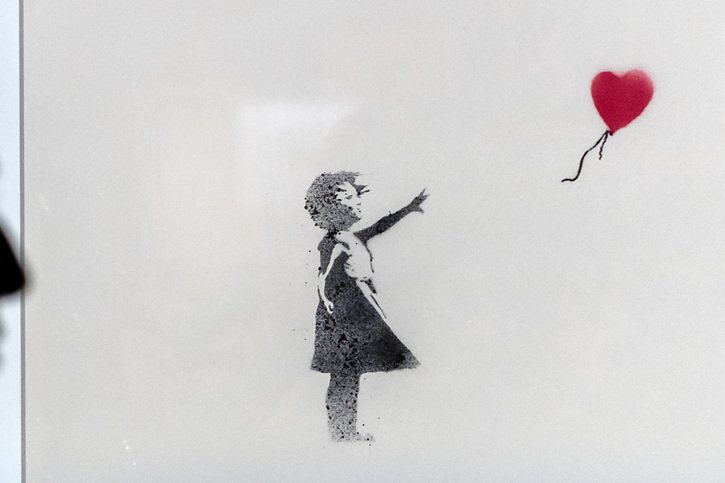 L'œuvre "La petite fille au ballon" (2006) de Banksy est présente à Bâle (archives). © KEYSTONE/GEORGIOS KEFALAS