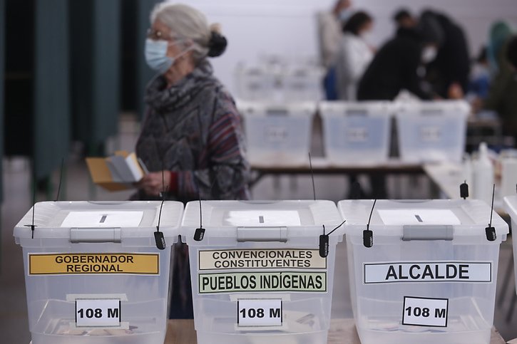 Les Chiliens doivent élire leurs représentants à l'assemblée constituante, mais aussi leurs maires, conseillers régionaux et gouverneurs. © KEYSTONE/EPA/Alberto Valdés