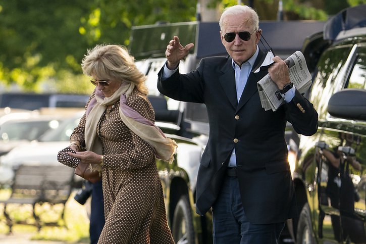 Joe Biden et son épouse Jill, professeure à l'université publique, ont payé 157'414 dollars d'impôts fédéraux en 2020 (archives). © KEYSTONE/AP/Manuel Balce Ceneta