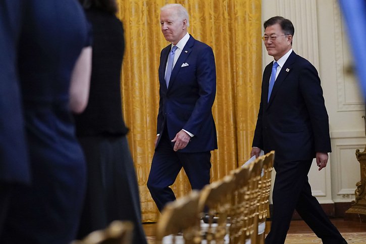 Moon Jae-in, à droite sur le cliché, est seulement le deuxième dirigeant à être reçu en personne par Joe Biden, à gauche, à la Maison-Blanche, après le premier ministre japonais Yoshihide Suga. © KEYSTONE/AP/Alex Brandon
