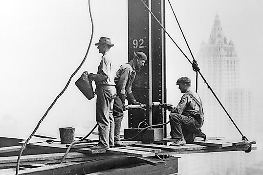Travailleur de l’acier au 88e étage de l’Empire State Building, en 1931 à New York. © Lewis Wickes Hine
