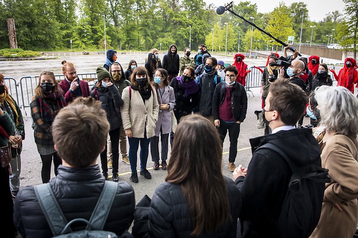 Le procès contre les activistes du climat qui ont bloqué Fribourg Centre en novembre 2019 s'est ouvert mardi à Forum Fribourg, à Granges-Paccot, en présence de 31 prévenus et leurs 12 avocats. © Keystone