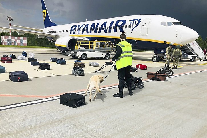 Le président Alexandre Loukachenko a suscité l'indignation des Occidentaux en envoyant dimanche un avion de chasse pour intercepter un vol Ryanair reliant Athènes à Vilnius, à bord duquel voyageait le journaliste dissident bélarusse Roman Protassevitch (archives). © KEYSTONE/AP