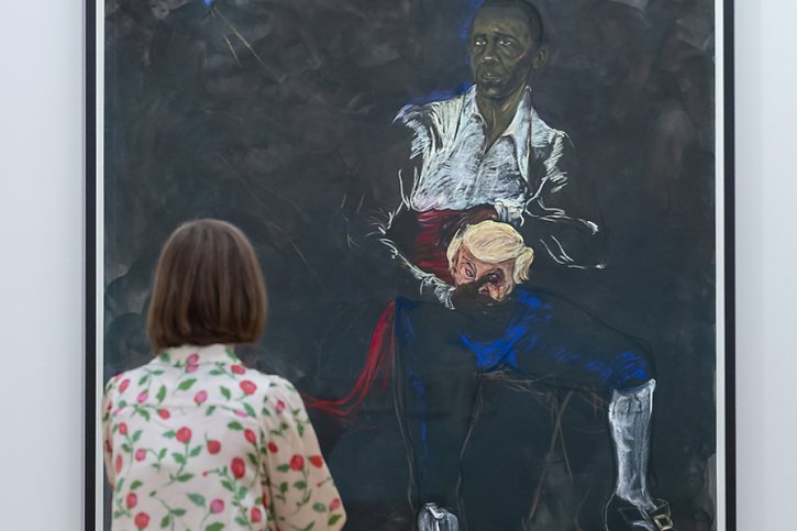 Le Kunstmuseum de Bâle expose plus de 650 dessins de l'artiste noire américaine Kara Walker. On peut notamment y voir une représentation de Barack Obama en Othello tenant la tête coupée de Donald Trump. © KEYSTONE/GEORGIOS KEFALAS