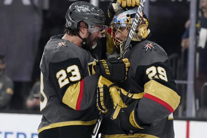 La joie d'Alec Martinez (23) et de Marc-André Fleury, qui affronteront Montréal en demi-finale des play-off © KEYSTONE/AP/John Locher