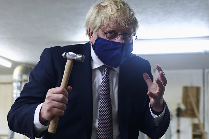 Le Premier ministre britannique Boris Johnson doit annoncer dans les prochains jours si, au regard d'une accélération des nouveaux cas de Covid-19 à cause de nouveaux variants du virus, il va confirmer la levée totale des restrictions sanitaires pour le 21 juin. © KEYSTONE/AP/Tom Nicholson