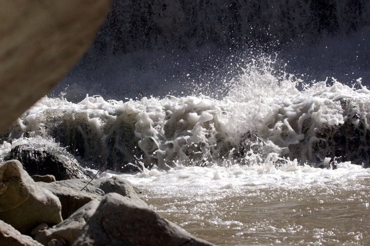 Se baigner en rivière est tentant, mais les sauveteurs appellent à la prudence ce week-end, car les niveaux d'eau sont élevés. © KEYSTONE/ANDREE-NOELLE POT