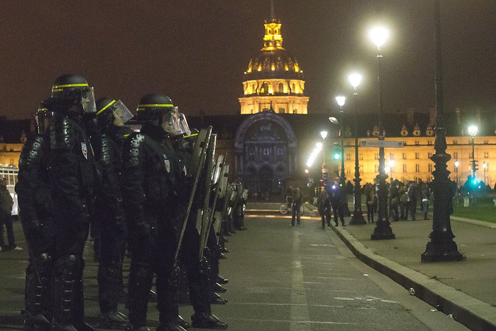 L'Esplanade des Invalides à Paris est parfois le lieu de rassemblements comme sur la photo il y a huit ans quand la police était prête à faire face à une manifestation. © KEYSTONE/AP/Michel Euler