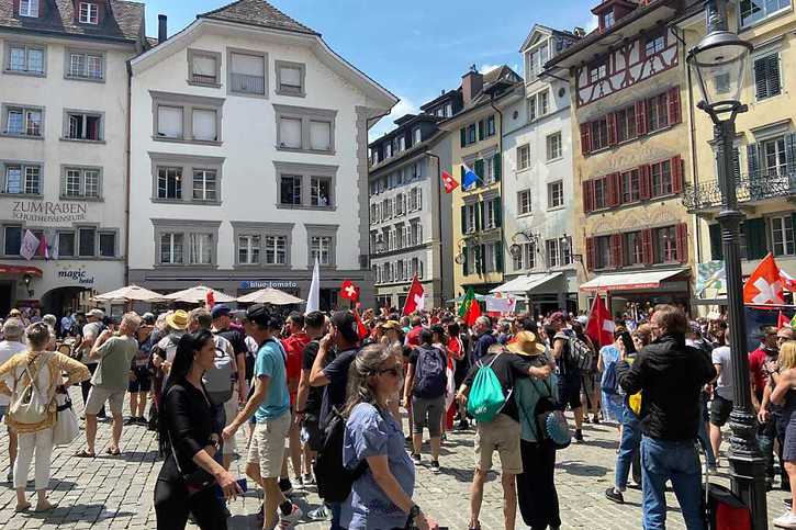 Les opposants aux mesures Covid ont manifesté à Lucerne. © Keystone-SDA