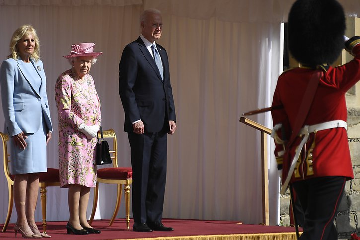 Avec une garde d'honneur puis autour d'un thé, la reine Elizabeth II a reçu dimanche le président américain Joe Biden et sa femme Jill au château de Windsor, à la fin du sommet du G7. © KEYSTONE/AP/Alberto Pezzali