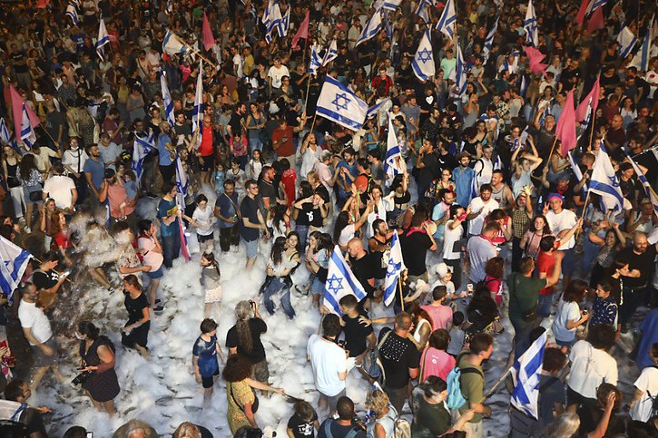 Dès l'annonce du résultat, une foule d'Israéliens ont célébré le départ du pouvoir de M. Netanyahu à Jérusalem, aux abords de la Knesset, mais aussi par milliers sur l'emblématique place Rabin. © KEYSTONE/AP/Oded Balilty
