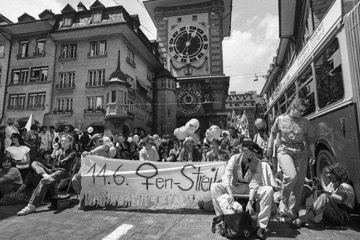 Le 14 juin 1991, il y a pile trente ans, les femmes s'étaient massivement mobilisées pour demander des actions concrètes en faveur de l'égalité (archives). © KEYSTONE/STR