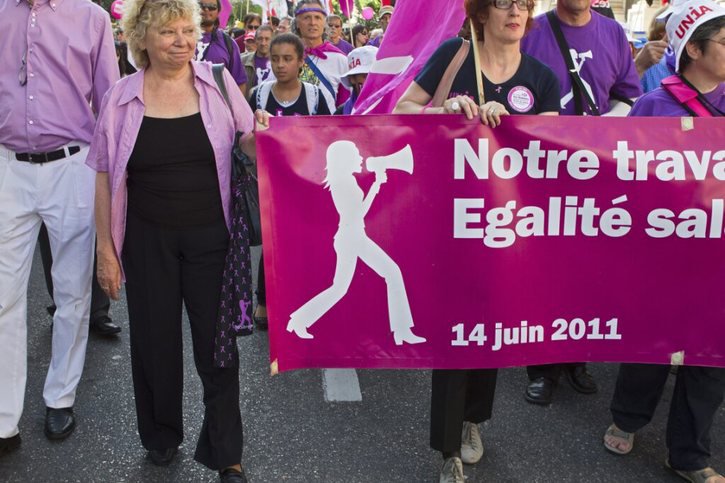 Figure de mouvement féministe suisse, Christiane Brunner, à gauche, estime qu'il faudrait une initiative populaire en faveur de l'égalité salariale (archives). © KEYSTONE/SALVATORE DI NOLFI