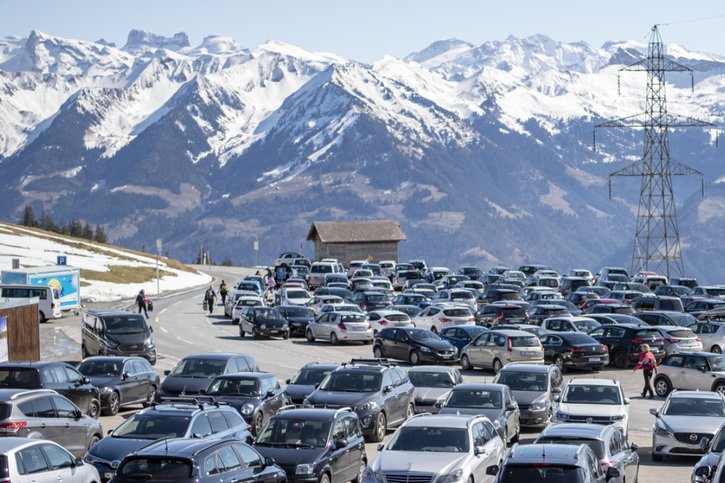 Depuis le début de l'année, plus de 150'000 véhicules à moteur supplémentaires sillonent les routes suisses. (archives) © KEYSTONE/URS FLUEELER