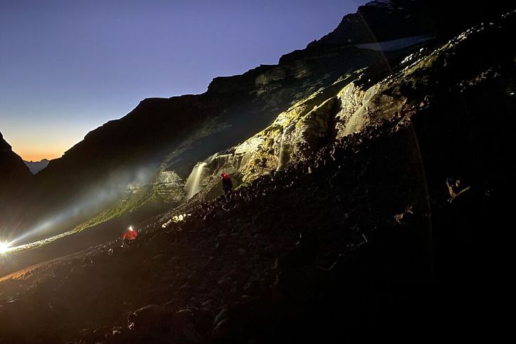 Les recherches pour retrouver le randonneur enseveli à Mauvoisin (VS) ont été interrompues à la tombée de la nuit et ont repris lundi matin. © Police cantonale Valais