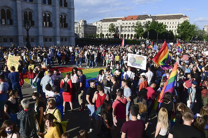 Des milliers de personnes ont manifesté contre cette loi lundi soir à Budapest. © KEYSTONE/AP/Szilard Koszticsak