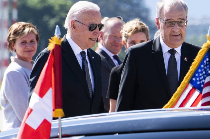 Le président américain Joe Biden a été accueilli par le président de la Confédération Guyy Parmelin à Genève. © KEYSTONE/MARTIAL TREZZINI
