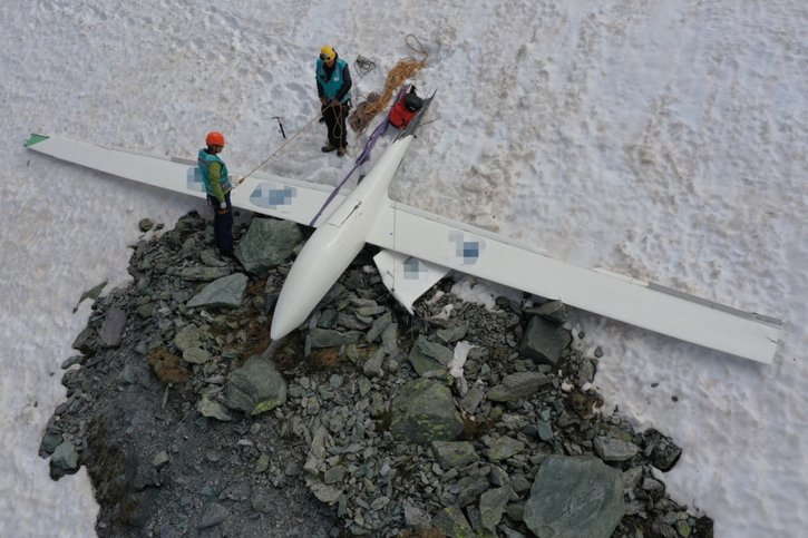 Un planeur et un avion à moteur se sont écrasés samedi près de Bivio (GR), faisant cinq morts. © Police cantonale GR