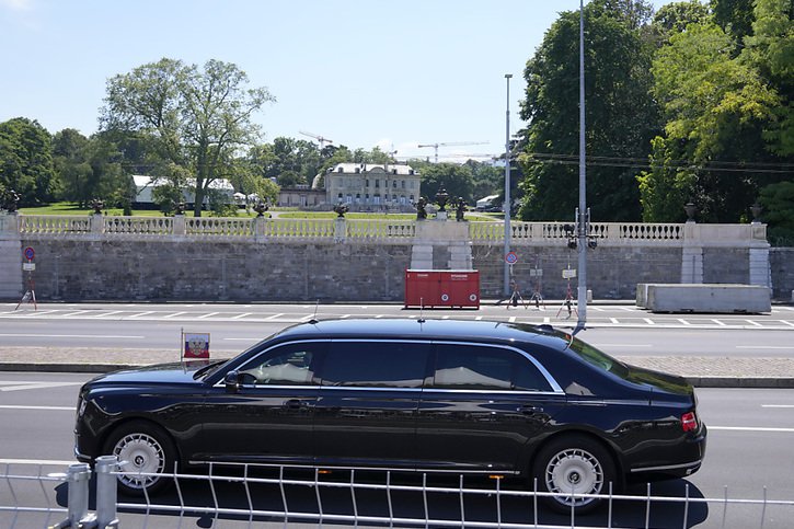 La voiture blindée du président Vladimir Poutine arrive à la Villa La Grange. © KEYSTONE/AP/Markus Schreiber