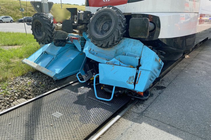 Un train de passagers et un engin de chantier sont entrés en collision sur un passage à niveau vendredi matin à Ballwil (LU). © Police lucernoise