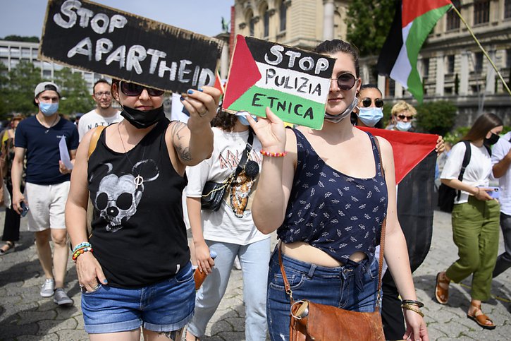 Les manifestants ont dénoncé la politique israélienne et exigé que la Suisse intervienne. © KEYSTONE/LAURENT GILLIERON